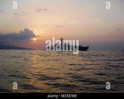 Les garde-côte de Oliver Berry (WPC 1124 patrouilles) pendant le coucher du soleil dans les principales îles Hawaïennes, le 3 février 2018. Oliver Berry et les garde-côte Joseph Gerczak (CMP 1126) sont deux des trois nouveaux 154 pieds de coupeurs de réponse rapide en poste à Hawaï à la fourniture des services de recherche et de sauvetage, de la loi et de sécurité nationale de capacités pour la garde côtière en cours, visant à protéger les marins tout au long des îles hawaïennes. (U.S. Photo de la Garde côtière du Maître de 2e classe Sydney Niemi/libérés) Banque D'Images