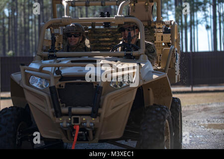 Un aviateur affecté à la 820e groupe d'escorte de défense de la Base, le Colonel Jennifer courte 23d, commandant de l'Escadre d'une opérations militaires en territoire urbain village lors d'une démonstration des capacités, le 5 février 2018, à Moody Air Force Base, Ga. l'immersion a été conçu pour donner à l'aile 23d une meilleure compréhension du leadership de la 820e mission de la BDG, les capacités et les besoins de formation. (U.S. Photo de l'Armée de l'air par la Haute Airman Daniel Snider) Banque D'Images