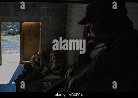 Le colonel Jennifer Court, 23d, commandant de l'Escadre un montres 820e de démonstration des capacités du groupe de défense de la Base, le 5 février 2018, à Moody Air Force Base, Ga. l'immersion a été conçu pour donner à l'aile 23d une meilleure compréhension du leadership de la 820e mission de la BDG, les capacités et les besoins de formation. (U.S. Photo de l'Armée de l'air par la Haute Airman Daniel Snider) Banque D'Images