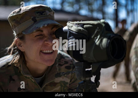 Le colonel Jennifer courte 23d, commandant de l'Escadre, tente de repérer un membre caché de la 820e du groupe de défense de la base proche de l'équipe l'engagement de précision lors d'une démonstration des capacités, le 5 février 2018, à Moody Air Force Base, Ga. l'immersion a été conçu pour donner à l'aile 23d une meilleure compréhension du leadership de la 820e mission de la BDG, les capacités et les besoins de formation. (U.S. Photo de l'Armée de l'air par la Haute Airman Daniel Snider) Banque D'Images