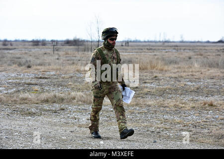 Un parachutiste de l'armée italienne à partir de la Brigata Julia Paracadutisti Alpini, navigue au cours d'un terrain de la navigation terrestre pour l'essai d'une semaine pour l'expert Infantryman Badge. Les soldats doivent remplir un certain nombre de conditions préalables et de passer une batterie de tests de classement sur les compétences de base de l'infanterie, le 6 février 2018 à Meduna Cellina, Pordenone, Italie. (U.S. Photo de l'armée par Paolo Bovo) Banque D'Images