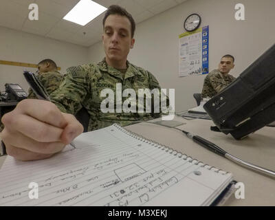 PENSACOLA, Floride -- Mécanicien structurels de l'Aviation 2e classe John Goodwin, Framingham, Massachusetts, indigène, prend des notes au cours de la Naval Air Technical Training Center (NATTC) d'inspection non destructive (NDI) Masse Eddy Current Lab Le 7 février à bord Naval Air Station Pensacola, Floride. NATTC fournit la formation technique de l'aviation à un 'A' et 'C' au niveau de l'école, obtenant près de 15 000 étudiants chaque année. Banque D'Images