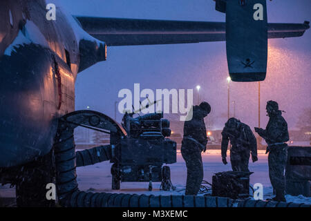 Travail sur le frein aviateurs systèmes d'un C-130H Hercules lors d'une tempête de neige, Février 07, 2018, à la 179e Airlift Wing, Mansfield, Ohio. La 179e Airlift Wing groupe maintenance inspecte régulièrement tous les aspects de leur avion pour maintenir l'état de préparation de la mission avec prêt d'aviateurs et de prêt des avions. (U.S. Air National Guard photo de Tech. Le Sgt. Joe HarwoodReleased) Banque D'Images