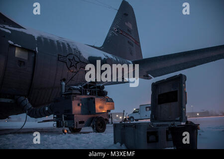 Travail sur le frein aviateurs systèmes d'un C-130H Hercules lors d'une tempête de neige, Février 07, 2018, à la 179e Airlift Wing, Mansfield, Ohio. La 179e Airlift Wing groupe maintenance inspecte régulièrement tous les aspects de leur avion pour maintenir l'état de préparation de la mission avec prêt d'aviateurs et de prêt des avions. (U.S. Air National Guard photo de Tech. Le Sgt. Joe HarwoodReleased) Banque D'Images