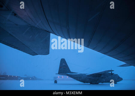 Travail sur le frein aviateurs systèmes d'un C-130H Hercules lors d'une tempête de neige, Février 07, 2018, à la 179e Airlift Wing, Mansfield, Ohio. La 179e Airlift Wing groupe maintenance inspecte régulièrement tous les aspects de leur avion pour maintenir l'état de préparation de la mission avec prêt d'aviateurs et de prêt des avions. (U.S. Air National Guard photo de Tech. Le Sgt. Joe HarwoodReleased) Banque D'Images