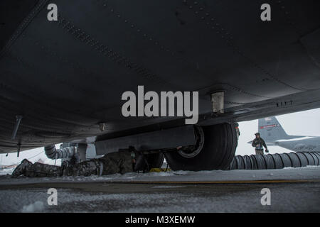 Travail sur le frein aviateurs systèmes d'un C-130H Hercules lors d'une tempête de neige, Février 07, 2018, à la 179e Airlift Wing, Mansfield, Ohio. La 179e Airlift Wing groupe maintenance inspecte régulièrement tous les aspects de leur avion pour maintenir l'état de préparation de la mission avec prêt d'aviateurs et de prêt des avions. (U.S. Air National Guard photo de Tech. Le Sgt. Joe HarwoodReleased) Banque D'Images