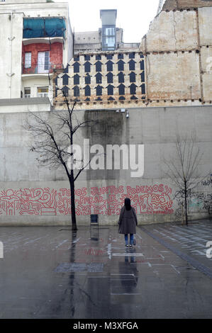 Le militant américain Keith Haring va peindre le travail ensemble, nous pouvons arrêter le SIDA dans le quartier de Raval de Barcelone. Le 27 février 1989 Banque D'Images