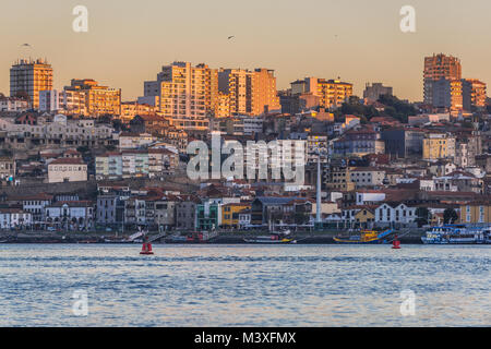 Vue aérienne de Vila Nova de Gaia sur la rivière Douro au Portugal Banque D'Images