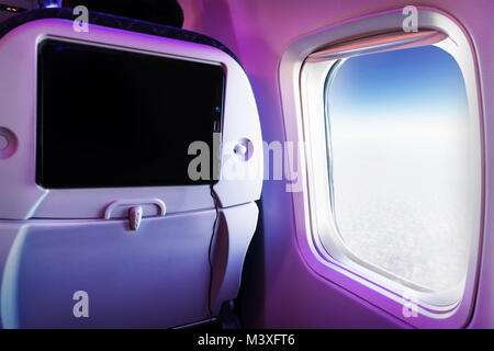 Close-up l'écran LCD de l'appareil dans l'avion siège arrière pour la technologie de divertissement. Sièges d'avion avec le service de surveillance de l'écran pour les entertainmen Banque D'Images