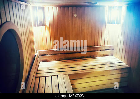 Intérieur d'un sauna finlandais, un sauna en bois classique sauna intérieur. Banque D'Images