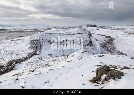 Mur d'Hadrien : la vue à l'ouest de rochers escarpés, à la recherche sur Highshield Sycamore Gap et sur les rochers et à Peel Crags essuie Banque D'Images