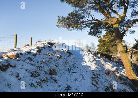 Mur d'Hadrien : le mur d'Hadrien, le chemin tel qu'il traverse sur la rive sud de Crag Lough, près de rochers Highshield Banque D'Images