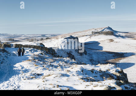 Mur d'Hadrien : marcheurs sur Highshield avec au-delà, des rochers escarpés et Peel Crags essuie Banque D'Images