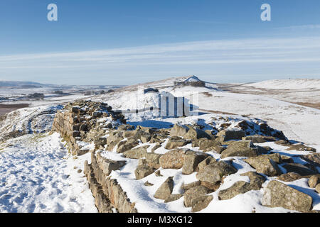 Mur d'Hadrien : la vue à l'ouest de rochers escarpés, à la recherche sur Highshield Sycamore Gap et sur les rochers et à Peel Crags essuie Banque D'Images