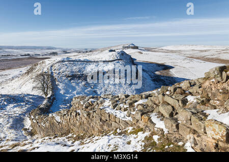 Mur d'Hadrien : la vue à l'ouest de rochers escarpés, à la recherche sur Highshield Sycamore Gap et sur les rochers et à Peel Crags essuie Banque D'Images