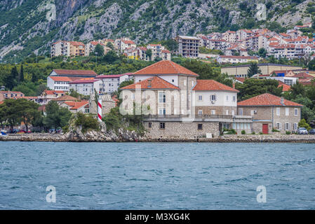 Église de St Elie et immeuble de l'Institut de Biologie Marine à Dobrota, petite ville près de Kotor en baie de Kotor, mer adriatique au Monténégro Banque D'Images