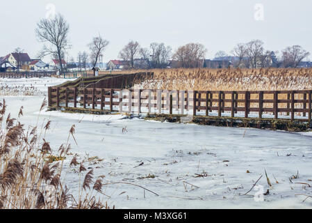 Passerelle en bois tressé sur satellite de la rivière Narew dans Waniewo village, partie du Parc National de Narew dans Podlaskie Voivodeship de Pologne Banque D'Images