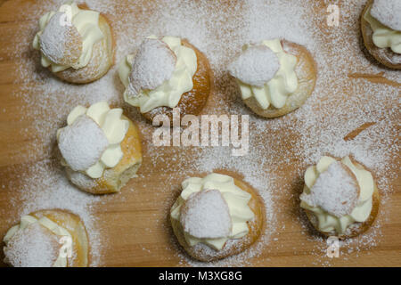 Les jours gras traditionnel bun - semla sur une planche à découper, saupoudrés de sucre. Banque D'Images