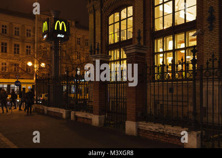 Budapest, Hongrie - Feb 09, 2018 : McDonald's et McCafe jaune néon en face du célèbre restaurant de Budapest la nuit. Banque D'Images