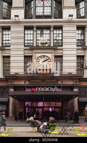 New York , New York, USA. 1 février, 2018. Entrée du célèbre grand magasin Macy's à Times Square, New York Banque D'Images