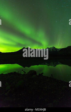 Aurora vert lumière derrière le Lac de montagne en Europe Islande Parc national de Skaftafell Banque D'Images