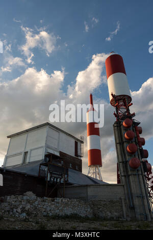 Station de télécommunications sur le dessus de la plus haute montagne de Navacerrada (Espagne). Banque D'Images