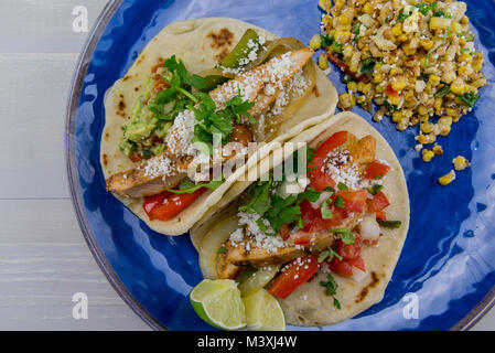 Fajitas et mexicaines de maïs sur la plaque de rue bleu Banque D'Images