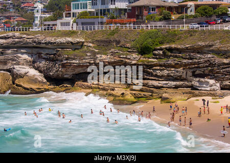 Les gens nager dans l'océan au large de la plage de Tamarama, banlieue est de Sydney, Australie sur une journée d'été Banque D'Images