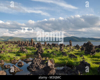 Rocky paysage vert par le volcan Khorgo lac par Banque D'Images