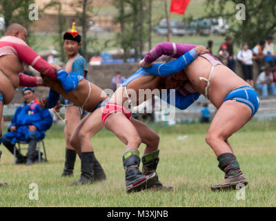 La lutte dans le Naadam Tsetserleg Banque D'Images