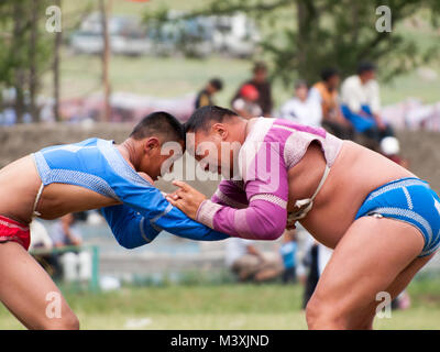 La lutte dans le Naadam Tsetserleg Banque D'Images