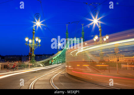 Le pont de la liberté et le mouvement du trafic de nuit lumières, Budapest, Hongrie Banque D'Images