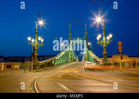 Le pont de la liberté et le mouvement du trafic de nuit lumières, Budapest, Hongrie Banque D'Images