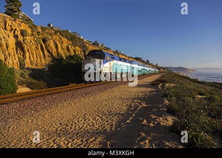 La ligne de train de banlieue Coaster High Speed Commuter train en direction du nord direction Fast Travel Del Mar Heights Pacific Ocean Heights San Diego California Coast Banque D'Images