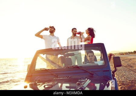 Groupe d'amis heureux de faire partie en voiture - Les jeunes s'amusant drinking champagne Banque D'Images