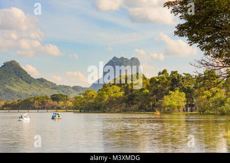 Hpa-An : mont Zwegabin, lac, , Kayin (Karen), le Myanmar (Birmanie) Banque D'Images