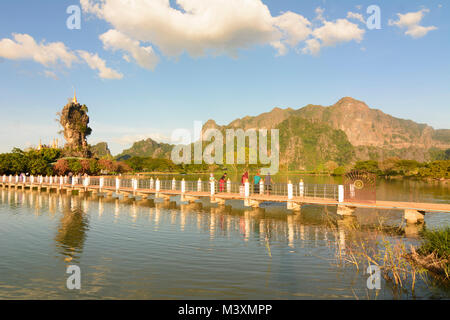 Hpa-An Kyauk Kalap : monastère bouddhiste, pagode, lac, montagne mont Mt Zwegabin, , Kayin (Karen), le Myanmar (Birmanie) Banque D'Images