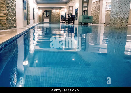 Piscine poo sur resort. Spa et centre de bien-être avec piscine, baignoire, sauna, et le restaurant à l'intérieur. Piscine avec Claire bleu transpare Banque D'Images