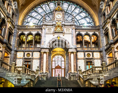 Voir le hall principal de la gare ferroviaire d'Anvers - Belgique Banque D'Images