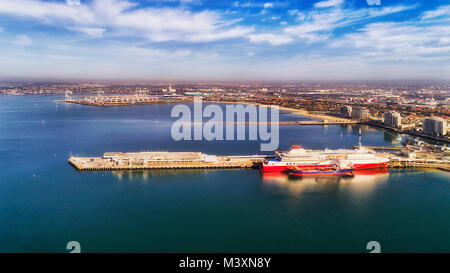 Melbourne's Port Phillip Bay avec voiture ferry pour la Tasmanie amarré au terminal des passagers et des marchandises sur un quai lumineux ensoleillé jour sous ciel bleu. Banque D'Images