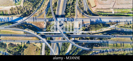 Large vue panoramique vue aérienne sur la lumière l'intersection à Sydney ouest entre l'autoroute M4 et l'autoroute M7 par une belle journée ensoleillée avec la conduite de la circulation. Banque D'Images