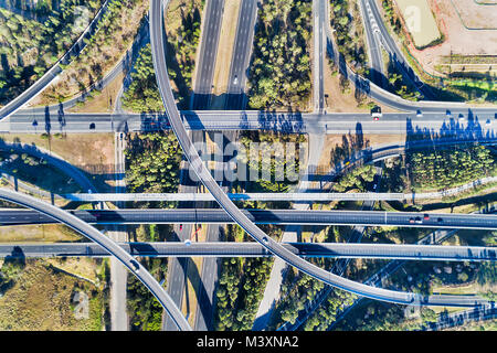 Vue aérienne de haut en bas sur les échanges multi-niveaux sur Sydney d'autoroute 4 et l'autoroute 7 sur une journée ensoleillée avec une circulation légère Banque D'Images