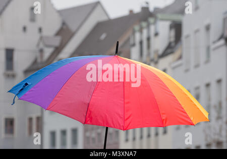 Arc-en-ciel ouvert parapluie de couleur dans la ville Banque D'Images