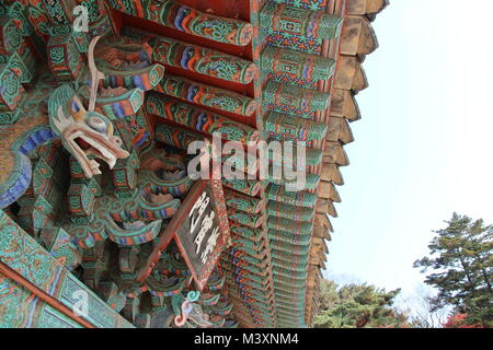 Entrée traditionnelle coréenne d'Jahamun (Golden Gate) Violet avec tête de dragon et la plaque de décoration en calligraphie chinoise comme Zi Xia Men au Tonle Sap Banque D'Images