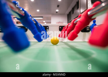 Close up of baby foot Baby-foot jeu de chiffres. Jeu de Football Kicker avec figurines bleu et rouge. Banque D'Images