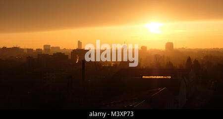 Vue panoramique sur les toits de Bucarest vu de Pipera au coucher du soleil chaud de la lumière. Banque D'Images