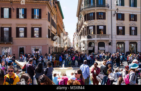 ROME, ITALIE - 22 avril 2017 : les touristes jam par célèbre place d'Espagne (Piazza di Spagna) . Rome, Italie. Banque D'Images