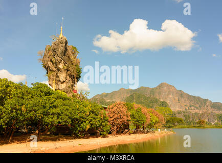 Hpa-An Kyauk Kalap : monastère bouddhiste, pagode, lac, , Kayin (Karen), le Myanmar (Birmanie) Banque D'Images