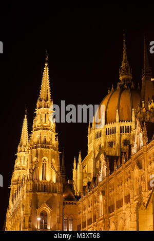 Bâtiment du Parlement hongrois éclairés la nuit à Budapest, la Hongrie, l'architecture de style néo-gothique, vue rapprochée. Banque D'Images