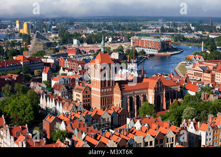 Au-dessus de la ville de Gdansk en Pologne, vue sur la vieille ville avec l'Église et maisons de tuiles rouges historique Banque D'Images